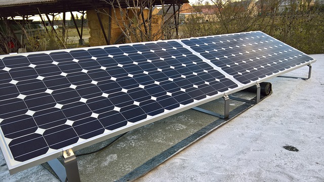 Solaranlage - Solarzellen - Aufständerung mit Metallprofilen im Garten